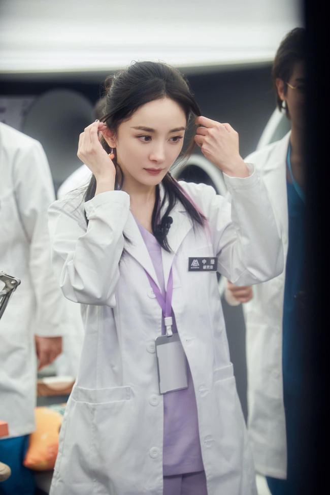 Vừa làm mỹ nữ cổ trang đẹp mê đắm, Dương Mịch đã mặc áo blouse trắng hóa bác sĩ - Ảnh 8.