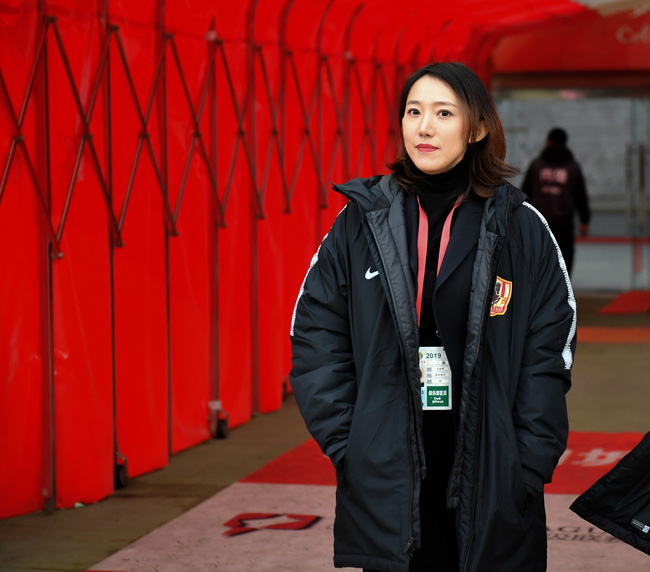 Nữ chủ tịch CLB bóng đá xinh đẹp nhất Trung Quốc: Con gái của đại gia bất động sản nhưng từ chối thừa kế, kiên quyết học thiết kế thời trang - Ảnh 2.