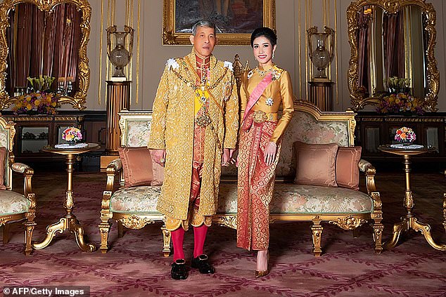 Hoàng hậu Thái Lan lần đầu xuất hiện sau khi Hoàng quý phi được phục vị, gây chú ý với vẻ ngoại hình cùng biểu cảm đặc biệt - Ảnh 4.