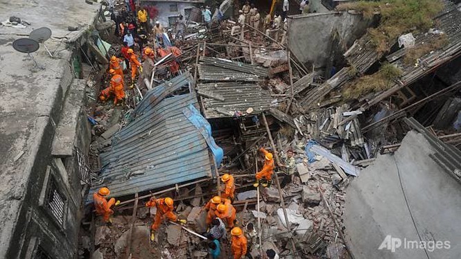 Sập nhà tầng ở Ấn Độ, hàng chục người thương vong - Ảnh 2.