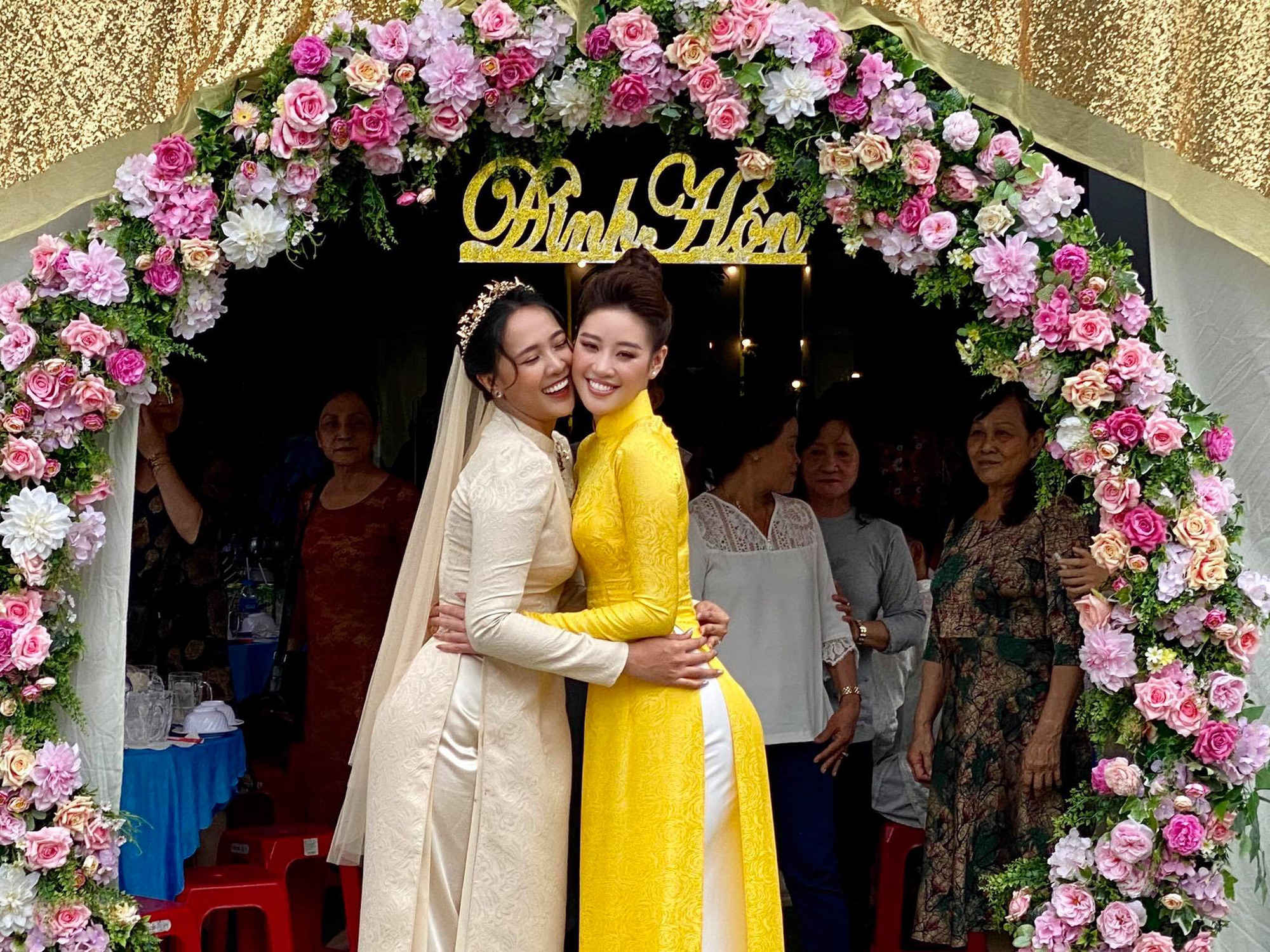 Khánh Vân làm dâu phụ trong đám cưới anh trai, dân tình dán mắt vào nhan sắc chị dâu từng thi Hoa hậu - Ảnh 3.