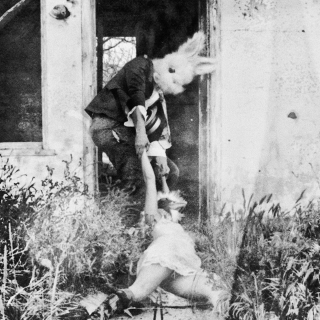 Bức ảnh chụp lại tội ác của &quot;con thỏ giết người&quot; lôi nạn nhân tàn bạo khiến FBI phải vào cuộc điều tra nhưng sự thật lại hoàn toàn khác - Ảnh 2.