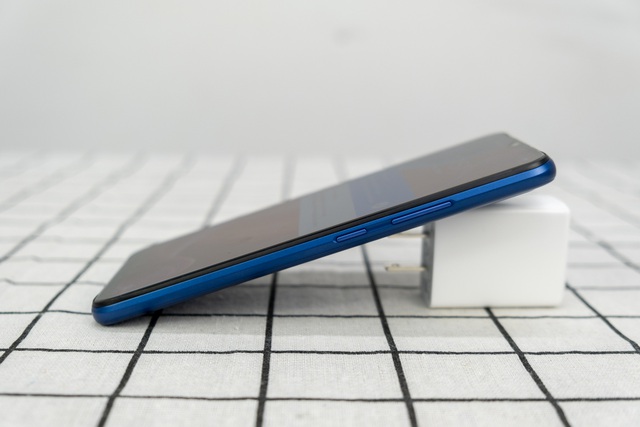 Mở hộp Realme C12 - smartphone 3,5 triệu có pin chờ hai tháng - 8