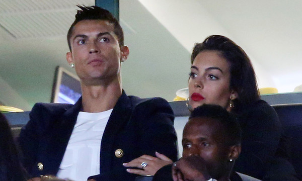 Cristiano Ronaldo tặng bạn gái siêu mẫu chiếc nhẫn cầu hôn trị giá 18 tỷ đồng, khủng nhất trong giới bóng đá - Ảnh 2.