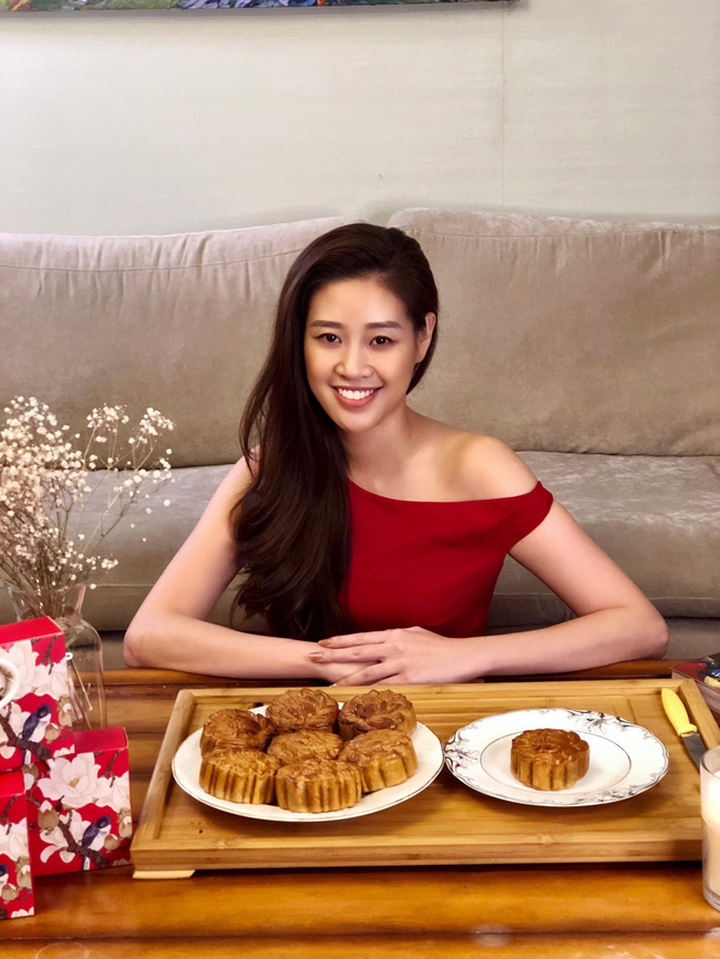 Hoa hậu Khánh Vân lần đầu vào bếp làm bánh trung thu tặng bạn bè, người thân - Ảnh 8.