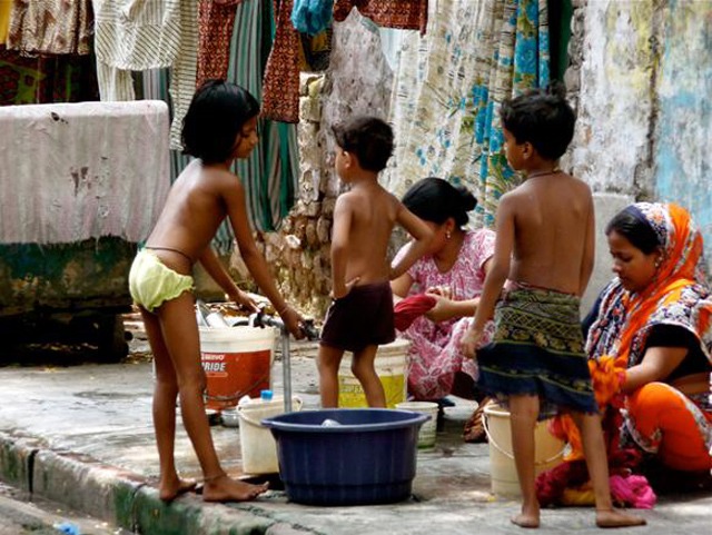 Những đứa trẻ sinh ra ở khu phố đèn đỏ lớn nhất châu Á: Lên mái nhà chơi khi mẹ tiếp khách, tương lai luẩn quẩn không lối thoát - Ảnh 4.