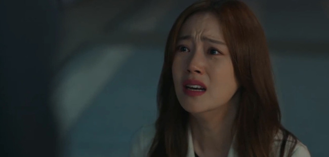 &quot;Hoa của quỷ&quot;: Nghẹn ngào cảnh Lee Jun Ki ôm Moon Chae Won òa khóc nức nở vì thân phận bị bại lộ - Ảnh 2.