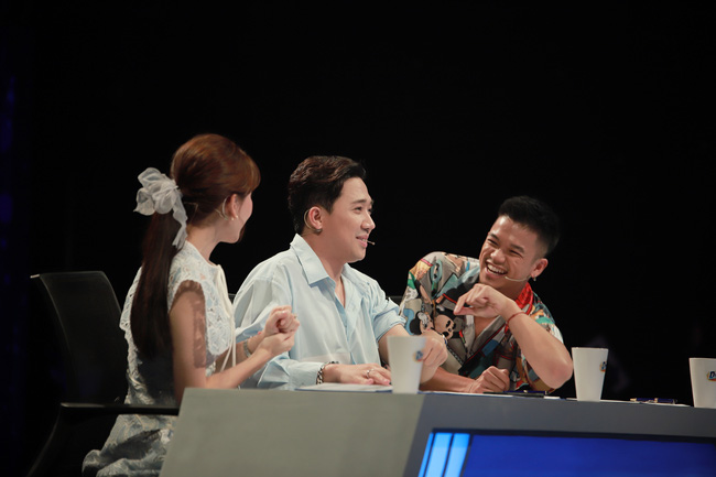 Hari Won gặp tình huống nhạy cảm với váy ngắn, Trấn Thành liền xông lên sân khấu giải cứu - Ảnh 3.