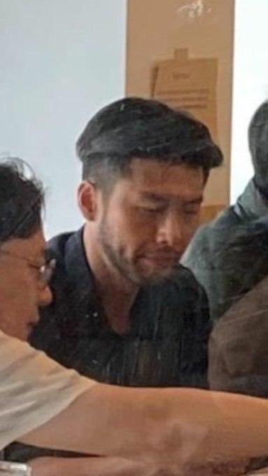 Sốc với hình ảnh Hyun Bin để râu ria trong phim mới, na ná tạo hình &quot;ông trùm buôn lậu&quot; của &quot;Cuộc đàm phán sinh tử&quot; đóng cùng Son Ye Jin - Ảnh 3.