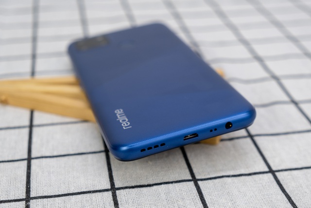 Mở hộp Realme C12 - smartphone 3,5 triệu có pin chờ hai tháng - 9