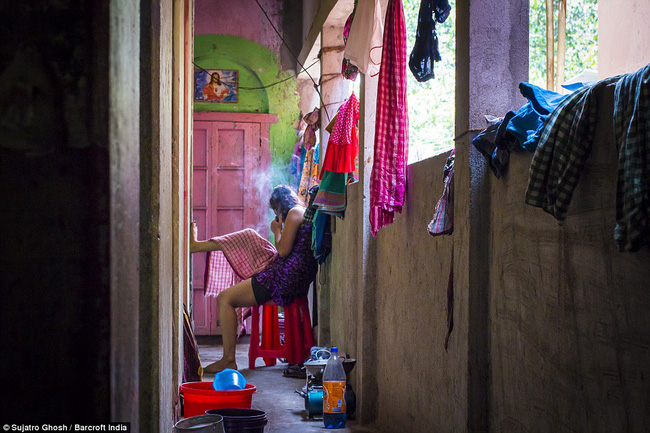 Những đứa trẻ sinh ra ở khu phố đèn đỏ lớn nhất châu Á: Lên mái nhà chơi khi mẹ tiếp khách, tương lai luẩn quẩn không lối thoát - Ảnh 2.