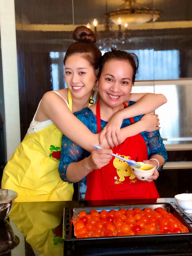 Hoa hậu Khánh Vân lần đầu vào bếp làm bánh trung thu tặng bạn bè, người thân - Ảnh 6.