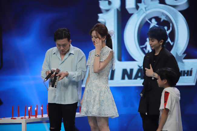 Hari Won gặp tình huống nhạy cảm với váy ngắn, Trấn Thành liền xông lên sân khấu giải cứu - Ảnh 6.