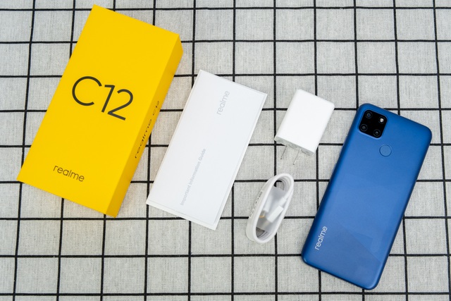 Mở hộp Realme C12 - smartphone 3,5 triệu có pin chờ hai tháng - 1