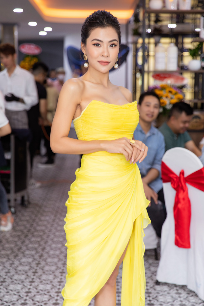 Hở bạo như Hoa hậu Tường Linh: Thả rông vòng một đến mức sắp nhảy vọt ra ngoài - Ảnh 10.