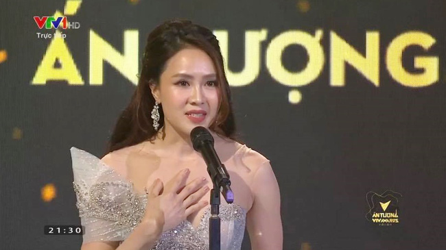 Hồng Diễm khóc không ngừng khi nhận giải Nữ chính ấn tượng nhất VTV Awards, nhắc tới &quot;Ngôi sao Khuê của anh Bảo&quot; khiến fan vỡ òa - Ảnh 3.