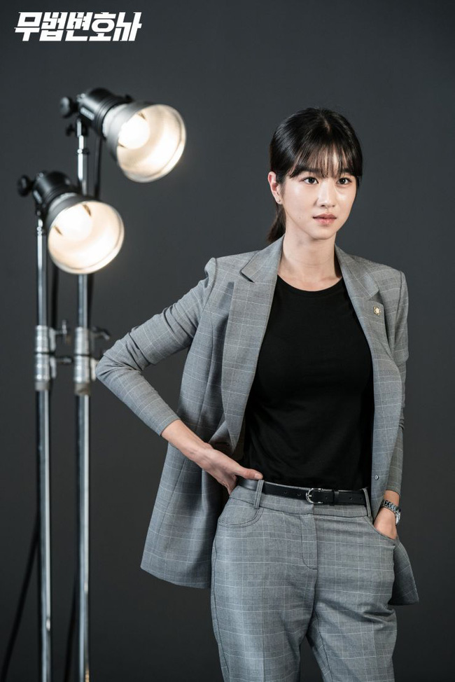 Chân dài nổi tiếng nhưng Seo Ye Ji cũng từng dìm dáng thảm hại vì chọn nhầm bộ suit khiến chân ngắn một mẩu - Ảnh 6.