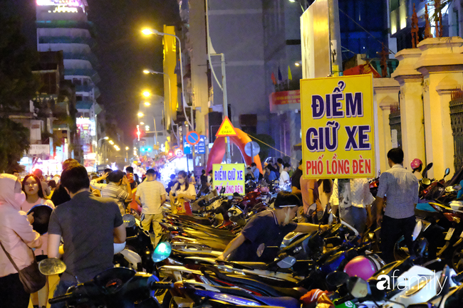 Phố lồng đèn Sài Gòn đông khủng khiếp, giữ xe máy hét giá 20.000 đồng/chiếc, &quot;Tôn Ngộ Không&quot; bán kẹo hốt bạc - Ảnh 2.