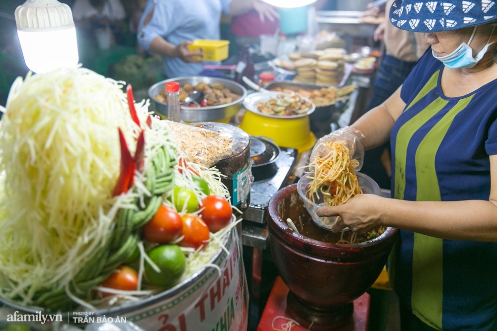 Đến phố lồng đèn ngỡ như lạc vào lễ hội ẩm thực của Sài Gòn, lạ miệng từ món Tây đến món ta - Ảnh 9.