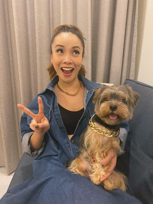 Yến Trang và cún cưng đeo &quot;xích cổ&quot; giống nhau.