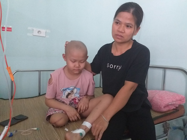 Khẩn cầu của bé gái 9 tuổi bị cắt bỏ chân vì căn bệnh hiểm nghèo: &quot;Cháu muốn giữ chân còn lại để tiếp tục đến trường&quot; - Ảnh 2.