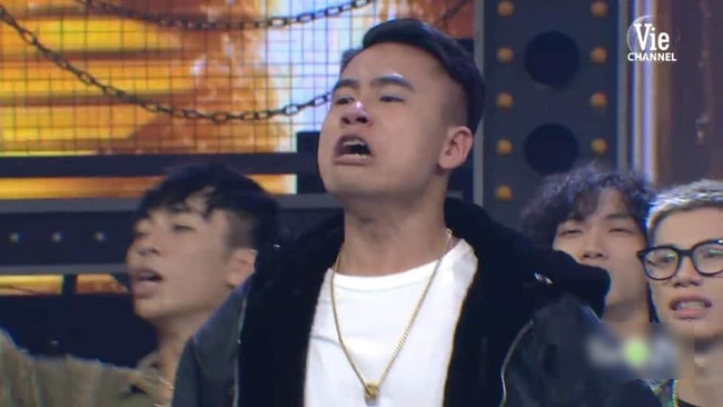 Rap Việt: G.Ducky bị chỉ trích tan nát vì biểu cảm không phục lúc Dế Choắt giành giải nhưng Trấn Thành lại đập tan nghi vấn chỉ với hành động này - Ảnh 4.