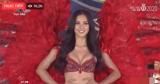 Sau khi bị soi body lộ cả loạt khuyết điểm, Tiểu Vy diện bikini khoe dáng táo bạo trong đêm thi Hoa hậu Việt Nam 2020 nhưng khuôn ngực “siêu khủng” mới gây chú ý - Ảnh 4.
