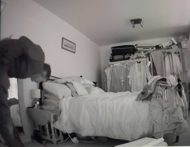 Lắp camera trong phòng ngủ đề phòng trộm, người phụ nữ không ngờ chứng kiến hành vi biến thái của thợ sửa ống nước, gọi cảnh sát nhưng kết cục &quot;chưng hửng&quot; - Ảnh 2.
