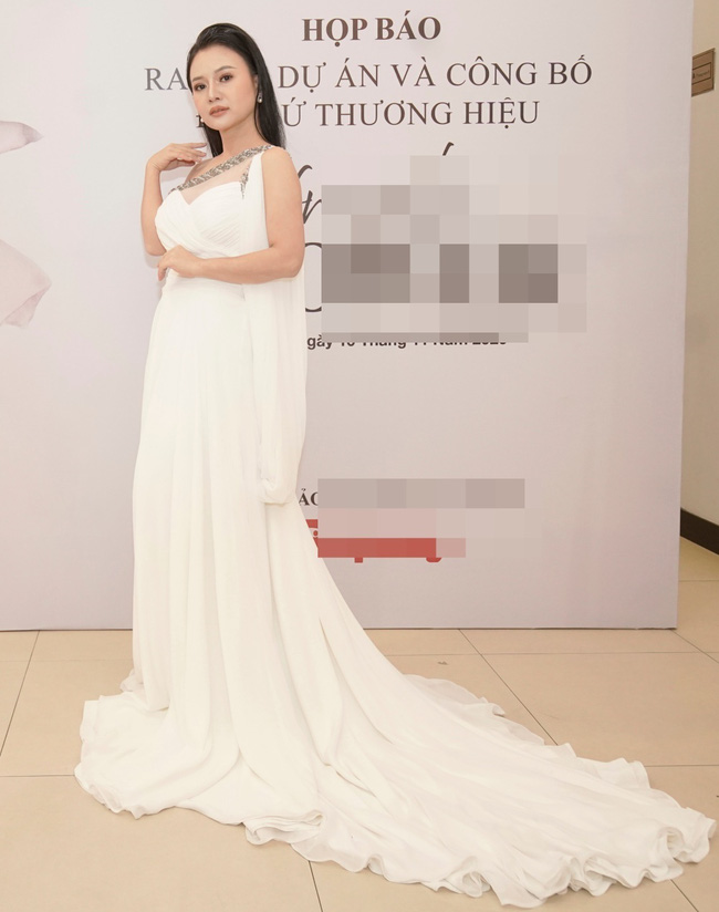 Top 5 HHHVVN Đào Thị Hà tái xuất rạng rỡ với váy cúp ngực khoe xương quai xanh gợi cảm hút mắt - Ảnh 4.