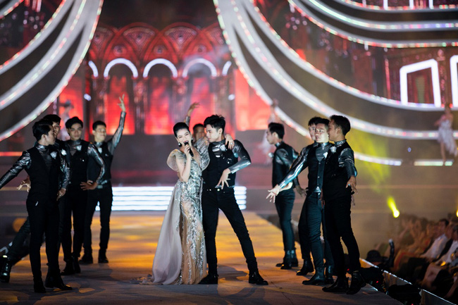Lệ Quyên khoe eo thon, thăng hoa với màn trình diễn máu lửa trên sân khấu Hoa hậu Việt Nam - Ảnh 4.