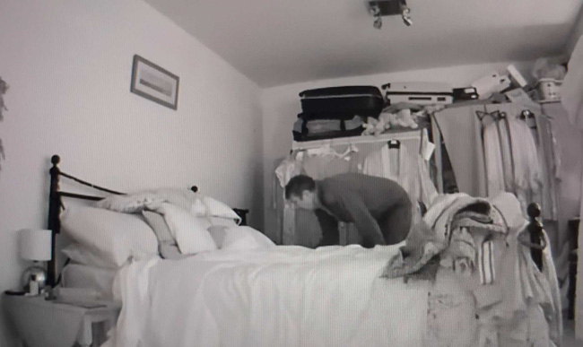 Lắp camera trong phòng ngủ đề phòng trộm, người phụ nữ không ngờ chứng kiến hành vi biến thái của thợ sửa ống nước, gọi cảnh sát nhưng kết cục &quot;chưng hửng&quot; - Ảnh 4.