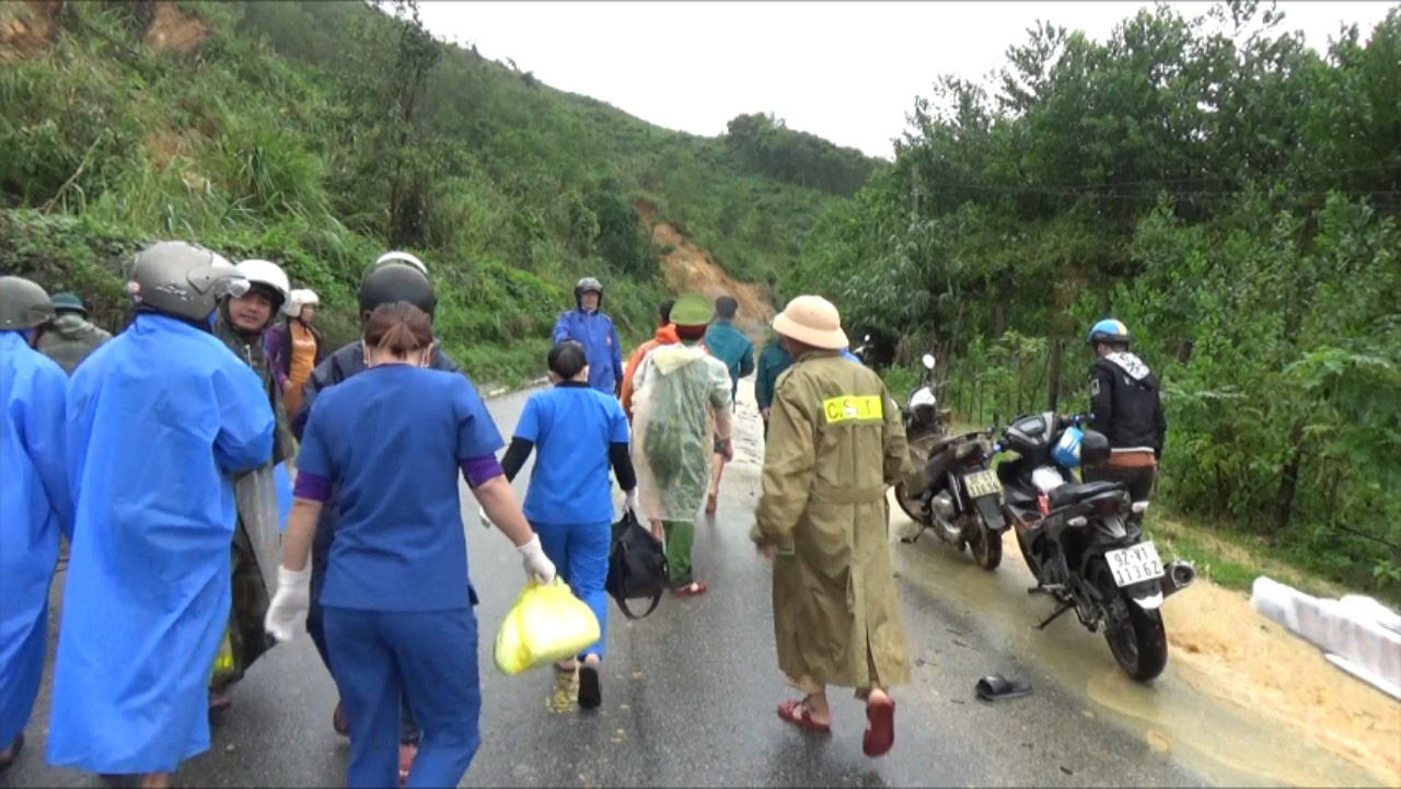 Lở núi kinh hoàng ở Quảng Nam: Cấm đường, chuyển 2 người bị thương nặng lên tuyến trên - Ảnh 4.