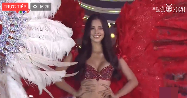 Sau khi bị soi body lộ cả loạt khuyết điểm, Tiểu Vy diện bikini khoe dáng táo bạo trong đêm thi Hoa hậu Việt Nam 2020 nhưng khuôn ngực “siêu khủng” mới gây chú ý - Ảnh 5.