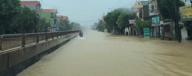 Mưa bão trắng trời Quảng Bình, nguy cơ ngập lụt trên diện rộng - Ảnh 5.