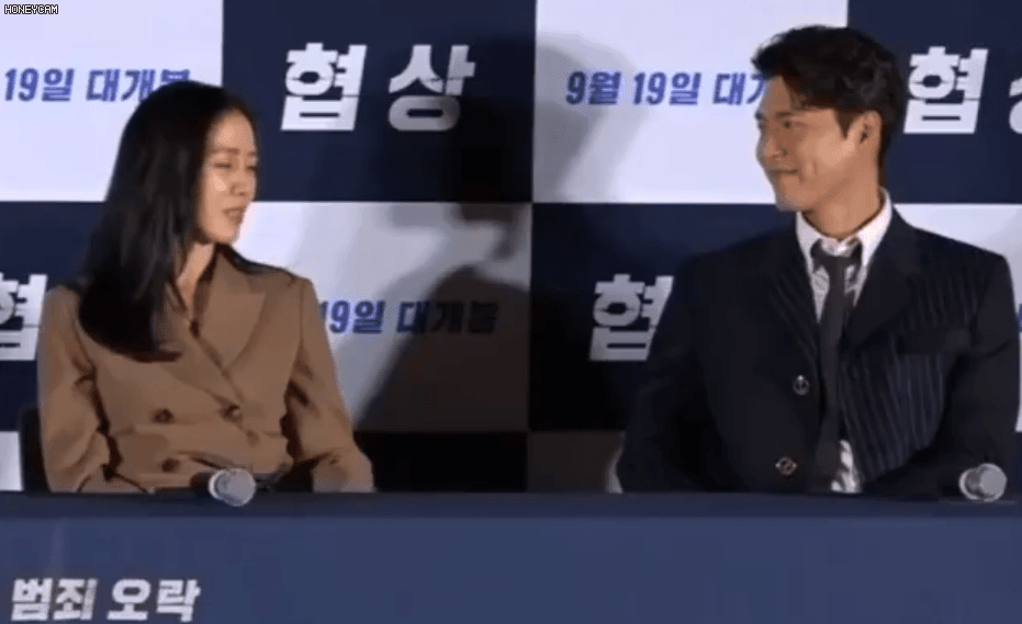 Khoảnh khắc Hyun Bin mải mê nhìn Son Ye Jin, rồi bị &quot;chị đẹp&quot; bắt quả tang sau đó tỏ vẻ ngượng ngùng được dân mạng chia sẻ rần rần - Ảnh 4.