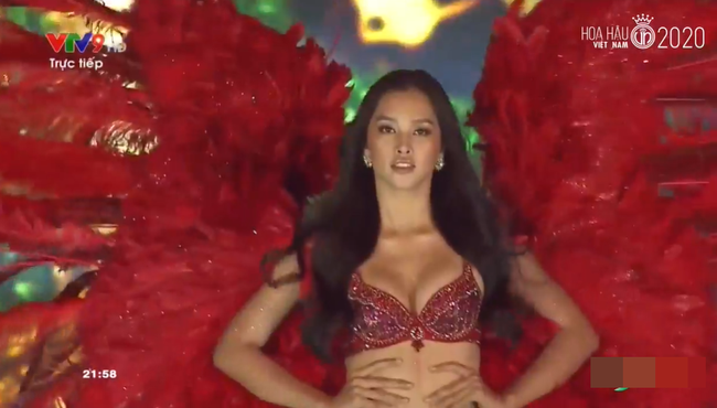 Sau khi bị soi body lộ cả loạt khuyết điểm, Tiểu Vy diện bikini khoe dáng táo bạo trong đêm thi Hoa hậu Việt Nam 2020 nhưng khuôn ngực “siêu khủng” mới gây chú ý - Ảnh 3.