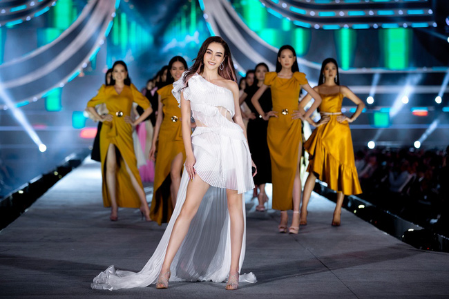 Lệ Quyên khoe eo thon, thăng hoa với màn trình diễn máu lửa trên sân khấu Hoa hậu Việt Nam - Ảnh 13.
