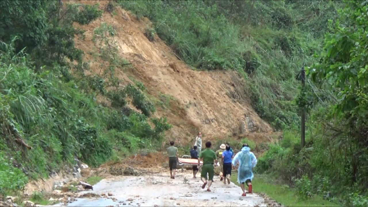 Lở núi kinh hoàng ở Quảng Nam: Cấm đường, chuyển 2 người bị thương nặng lên tuyến trên - Ảnh 5.