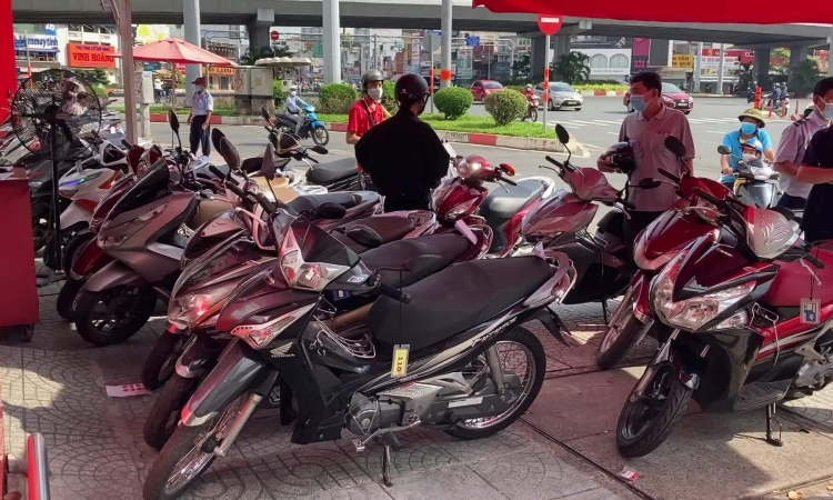 Người Sài Gòn ồ ạt đi sửa xe máy
