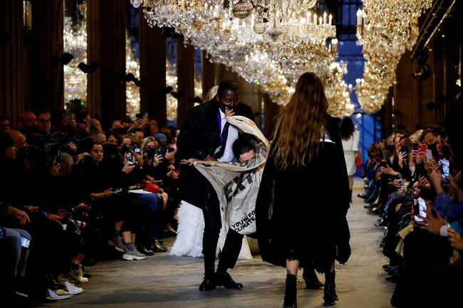 Đang diễn ngon trớn, một nhân vật bị bế đi giữa nền nhạc thê lương của Louis Vuitton - Ảnh 3.
