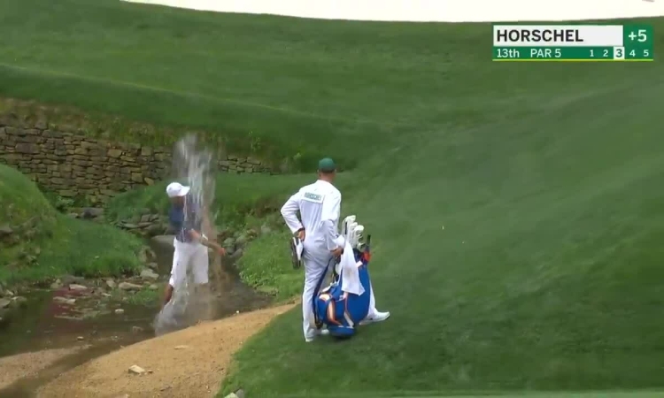 Billy Horschel cứu bóng từ lạch nước lên green