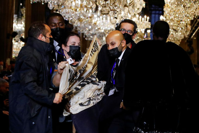 Đang diễn ngon trớn, một nhân vật bị bế đi giữa nền nhạc thê lương của Louis Vuitton - Ảnh 5.