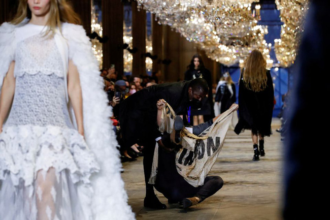 Đang diễn ngon trớn, một nhân vật bị bế đi giữa nền nhạc thê lương của Louis Vuitton - Ảnh 4.